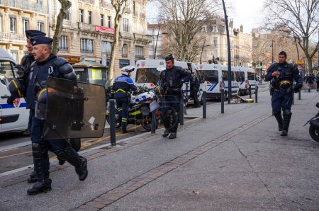 Foto de Toulouse, Francia - Feb. 2020 - Agentes fuertemente equipados de CRS (unidades SWAT francesas especializadas en control de multitudes) en equipo antidisturbios, bloqueando el acceso al Capitolio (ayuntamiento) durante las protestas sociales - Imagen libre de derechos