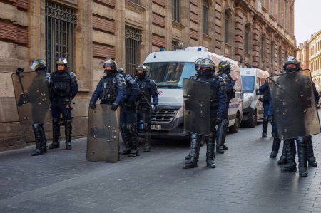Téléchargez les photos : Toulouse, France - Février 2020 - Des CRS (Unités SWAT françaises spécialisées dans le contrôle des foules) lourdement équipés, bloquant l'accès au Capitole lors de manifestations sociales - en image libre de droit