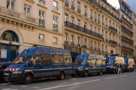 Foto de París, Francia - 10 de octubre de 2020 - Convoy de minibuses azules de la "Gendarmería móvil" (unidades de control de multitudes de la policía militar francesa) en la calle Rue de la Paix, cerca de la manifestación de Marchons Enfants - Imagen libre de derechos