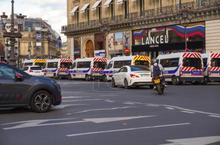 Foto de Toulouse, Francia - Feb. 2023 - Columnas de furgonetas de la CRS (Empresas Republicanas de Seguridad) de la Policía Nacional Francesa, en medio de una manifestación contra la reforma de las pensiones liderada por los sindicatos - Imagen libre de derechos