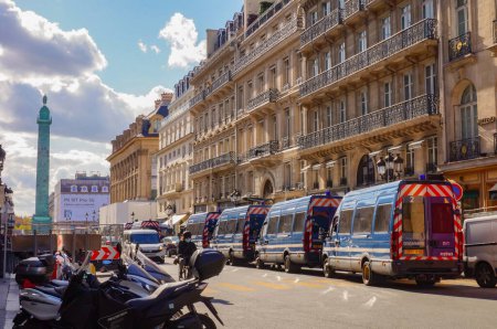 Téléchargez les photos : Paris, France - 10 octobre 2020 - Convoi de minibus bleus de la gendarmerie mobile rue de la Paix, près de Marchons Manifestation des enfants - en image libre de droit