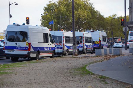 Foto de Toulouse, Francia - Feb. 2023 - Columnas de furgonetas de la CRS (Empresas Republicanas de Seguridad) de la Policía Nacional Francesa, en medio de una manifestación contra la reforma de las pensiones liderada por los sindicatos - Imagen libre de derechos