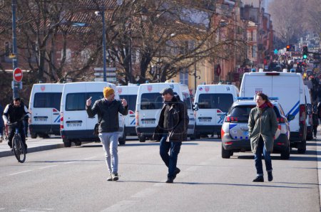 Téléchargez les photos : Toulouse, France - Février 2023 - Une colonne de camionnettes du CRS (Compagnie Républicaine de Sécurité) de la Police Nationale Française, au milieu d'une manifestation contre la réforme des retraites menée par les syndicats - en image libre de droit