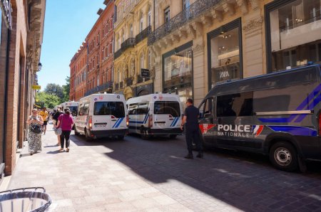 Foto de Toulouse, Francia - 10 de junio de 2023 - Columna de furgonetas Renault Master de las Empresas de Seguridad Republicanas (CRS) de la Policía Nacional Francesa, desplegadas en Rue Lafayette para la protección de un evento - Imagen libre de derechos