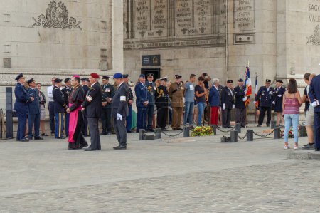 Foto de París, Francia - 11 de julio de 2019 - Ceremonia militar alrededor de la Tumba del Soldado Desconocido bajo el Arco del Triunfo, con oficiales franceses y representantes extranjeros, incluido el Ordinario Militar - Imagen libre de derechos