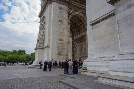 Foto de París, Francia - 11 de julio de 2019 - Ceremonia militar alrededor de la Tumba del Soldado Desconocido bajo el Arco del Triunfo, con oficiales franceses y representantes extranjeros, incluido el Ordinario Militar - Imagen libre de derechos