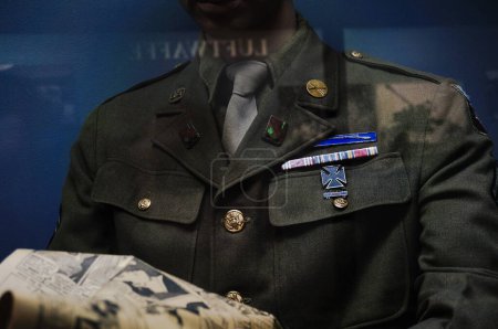 Téléchargez les photos : Reims, France - Sept. 2022 - Un uniforme d'officier de l'armée américaine de la Seconde Guerre mondiale, avec des décorations militaires, exposé au Musée de la capitulation allemande (Musee de la Reddition), où les nazis capitulaient - en image libre de droit