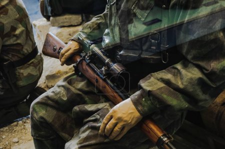 Foto de Reims, Francia - Sept. 2022 - Modelo de un rifle de asalto con mira de pistola, con empuñadura y cuerpo de madera, utilizado por el Ejército de los Estados Unidos durante la Segunda Guerra Mundial, exhibido en el Museo Alemán de Rendición - Imagen libre de derechos