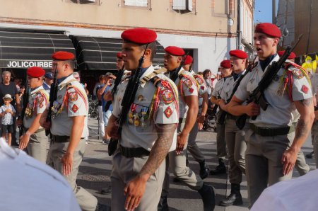Foto de Albi, Francia - 14 de julio de 2022 - Paracaidistas ("boinas rojas") de las fuerzas de élite de la Octava RPIMA de Castres, marchando y coreando en la avenida Gnral Charles de Gaulle, en el desfile militar del Día Nacional - Imagen libre de derechos
