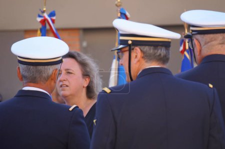 Foto de Albi, Francia - 14 de julio de 2022 - El alcalde de Albi Stphanie Guiraud-Chaumeil saluda a los comandantes de la Preparación Militar de la Marina de Guerra Francesa, durante el desfile celebrado para el Día Nacional - Imagen libre de derechos