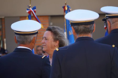 Foto de Albi, Francia - 14 de julio de 2022 - El alcalde de Albi Stphanie Guiraud-Chaumeil saluda a los comandantes de la Preparación Militar de la Marina de Guerra Francesa, durante el desfile celebrado para el Día Nacional - Imagen libre de derechos