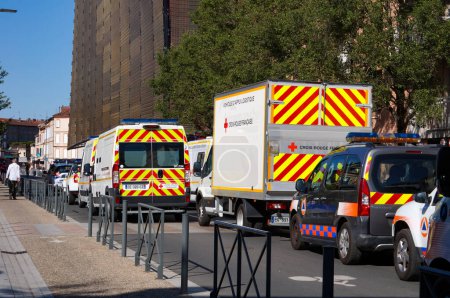 Foto de Albi, Francia - 14 de julio de 2022 - Un convoy de vehículos de emergencia y de apoyo de la flota de la Cruz Roja Francesa ("Croix-Rouge franaise"), estacionado en la calle antes del desfile del Día Nacional - Imagen libre de derechos