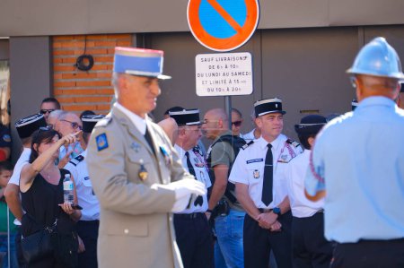 Téléchargez les photos : Toulouse, France - 8 mai 2023 : procession en plein air pour célébrer le Jour de la Victoire - en image libre de droit