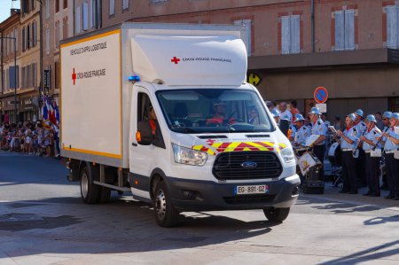 Téléchargez les photos : Albi, France - 14 juillet 2022 - Un camion Ford cube blanc, véhicule d'urgence de la Croix-Rouge française, défilant sur l'avenue Charles de Gaulle au milieu des célébrations de la fête nationale - en image libre de droit