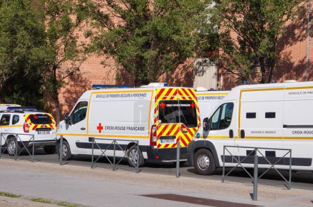 Téléchargez les photos : Albi, France - 14 juillet 2022 - Un convoi de véhicules d'urgence et de soutien de la flotte de la Croix-Rouge française ("Croix-Rouge franaise"), stationné dans la rue avant le défilé de la fête nationale - en image libre de droit