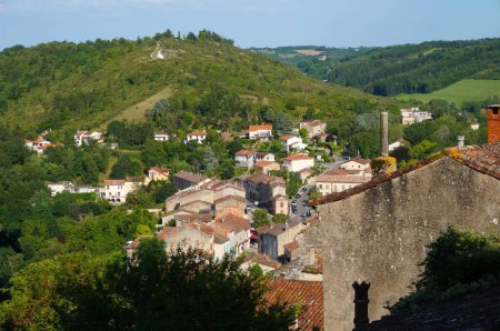 Foto de Casas tradicionales en la parte baja de Cordes-sur-Ciel, un pueblo medieval ("bastide" francés) en un pueblo montañoso, rural en el sur de Francia, como se ve desde las murallas de la ciudadela superior - Imagen libre de derechos