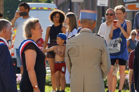 Foto de Albi, Francia - 14 de julio de 2022 - El teniente coronel del Ejército francés, el alcalde Stphanie Guiraud-Chaumeil y el senador Philippe Folliot saludan a sus conciudadanos que asisten al desfile militar del Día Nacional - Imagen libre de derechos
