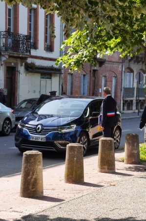 Foto de Toulouse, Francia - 27 de mayo de 2023 - El alcalde Jean-Luc Moudenc saluda al prefecto Pierre-Andre Durand a su llegada a la ceremonia del Día Nacional de la Resistencia, cuando sale del automóvil oficial, un Renault Espace 5 - Imagen libre de derechos