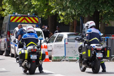 Téléchargez les photos : Toulouse, France - 8 mai 2023 - Deux officiers de la police nationale à moto escortent la voiture du préfet à travers le barrage mis en place pour filtrer l'accès à la cérémonie militaire du Jour de la Victoire - en image libre de droit
