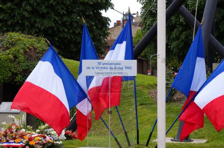 Foto de Toulouse, Francia - 8 de mayo de 2023 - Podio oficial con un letrero, adornado con banderas tricolor, azules, blancas y rojas francesas, para la conmemoración militar del Día de la Victoria en el Monumento a la Guerra - Imagen libre de derechos
