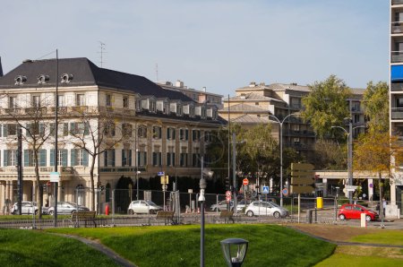 Foto de Mulhouse, Francia - Nov. 2022 - Edificio de la Cámara de Comercio e Industria en la calle 17 de noviembre y la Plaza General De Gaulle en frente de la Estación Central y al lado de la sub-Prefectura - Imagen libre de derechos