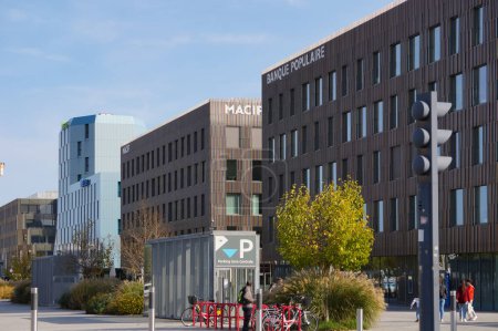 Téléchargez les photos : Mulhouse, France - Novembre 2022 - Bâtiments modernes (bureaux de la Banque populaire et compagnie d'assurance MACIF, tour bleue d'Ibis Hotels) sur l'avenue General Leclerc, à côté de la gare centrale - en image libre de droit