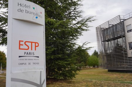 Foto de Rosires-prs-Troyes, Francia - Sept. 2020 - Firma en el campus de Troyes del ESTP, una escuela de ingenieros especializados en obras públicas e ingeniería civil, en el Technopole de Aube en Champagne - Imagen libre de derechos