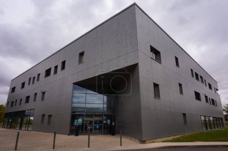 Foto de Troyes, Francia - Sept. 2020 - Construcción de una sucursal local de la escuela de ingeniería privada EPF, anteriormente la "Escuela Politécnica Femenina", en el campus de Rosires, en el Technopole de Aube - Imagen libre de derechos
