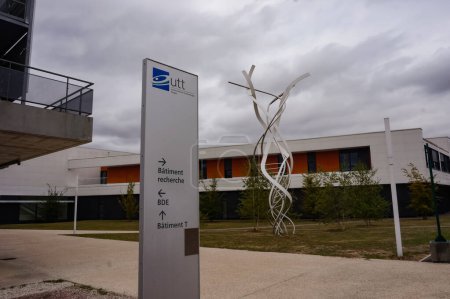 Téléchargez les photos : Troyes, France - Sept. 2020 - Panneau de direction et double hélice ADN devant les installations de recherche des laboratoires de l'Université de Technologie de Troyes (UTT), une célèbre école d'ingénierie - en image libre de droit