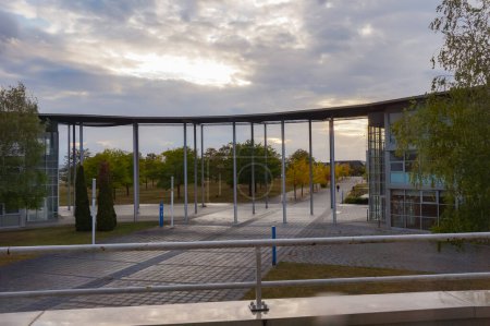 Téléchargez les photos : Troyes, France - Sept. 2020 - Vue en perspective sur l'allée monumentale et l'auvent métallique à l'entrée de l'Université de Technologie de Troyes (UTT), une prestigieuse école française d'ingénieurs - en image libre de droit
