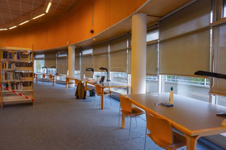 Foto de Troyes, Francia - Sept. 2020 - Sala de estudio vacía y desierta de la biblioteca de la Universidad Tecnológica de Troyes (UTT), con botellas de solución hidroalcohólica en los escritorios, en medio de la pandemia de Covid-19 - Imagen libre de derechos