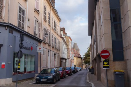Foto de Troyes, Francia - Sept. 2020 - La antigua calle típica de Rue Boucherat, bordeada de antiguas casas tradicionales, en el centro histórico, con la torre de la mansión del Petit-Louvre en el fondo - Imagen libre de derechos