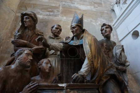 Foto de Catedral de Troyes, Francia - Sept. 2020 - Una impresionante escultura de piedra caliza del siglo XVI que representa el bautismo de San Agustín por el obispo San Ambrosio, acompañado de otros personajes históricos - Imagen libre de derechos
