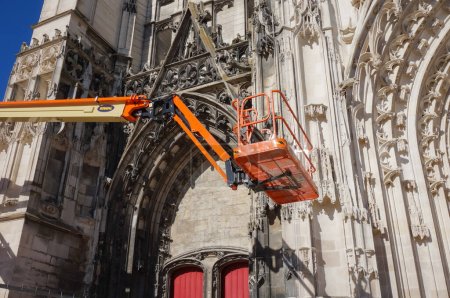 Foto de Troyes, Francia - Sept. 2020 - Una plataforma aérea frente a la Catedral de Saint-Pierre-et-Saint-Paul, en medio de obras de protección del patrimonio cristiano realizadas en la fachada del monumento gótico - Imagen libre de derechos