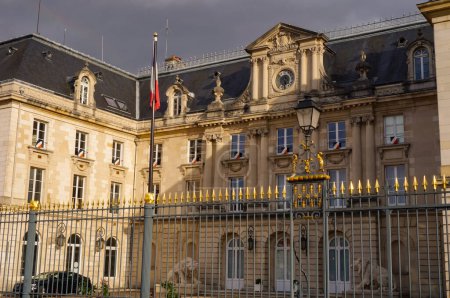 Foto de Troyes, Francia - Sept. 2020 - El Departamento de la Prefectura de Aube, ubicado en un palacio del siglo XVII ("htel particulier") donde el representante del Gobierno francés, el Prefecto, tiene su sede - Imagen libre de derechos