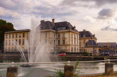 Foto de La Prefectura de Aube del Gobierno, en Troyes, Francia, se encuentra en un elegante palacio clásico del siglo XVII construido en el muelle del Quai du Comte Henry, frente a la fuente del Canal de Trvois. - Imagen libre de derechos