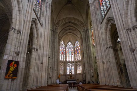 Téléchargez les photos : Vue de l'intérieur de l'église antique étonnante dans la ville européenne - en image libre de droit