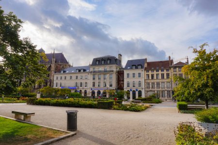 Foto de Troyes, Francia - Sept. 2020 - Elegantes casas típicas, con arcadas que albergan negocios locales y sucursales bancarias, junto a la Plaza de la Liberación, una hermosa plaza ajardinada y verde en el centro de la ciudad - Imagen libre de derechos