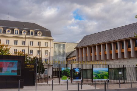 Foto de Troyes, Francia - Sept. 2020 - Sede del Consejo del Departamento de Aube, la autoridad local, y las instalaciones del Centro de Convenciones de Aube-Champagne en la Plaza de la Liberación - Imagen libre de derechos
