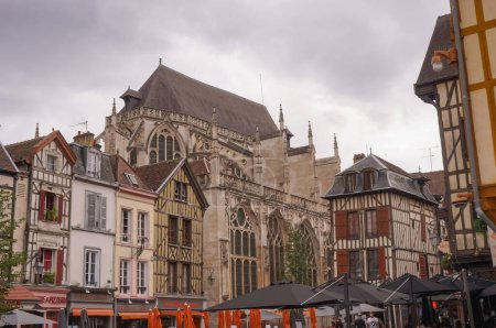 Foto de Troyes, Francia - Sept. 2020 - En el cruce de Rue Mol Street y Place Alexandre Isral Square, antiguas casas típicas dominadas por la iglesia gótica del siglo XIII de Saint-Jean-au-Marche - Imagen libre de derechos