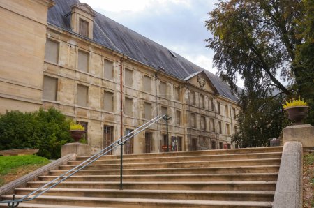 Foto de Troyes, Francia - Sept. 2020 - Un ala y escaleras al aire libre en el patio del Museo de Arte y Arqueelogía de Saint-Loup, que ocupa una antigua abadía del siglo XVII y XVIII en el centro histórico de la ciudad - Imagen libre de derechos