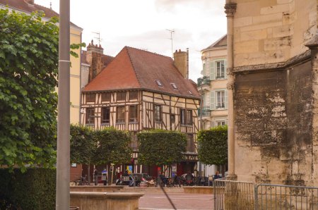 Foto de Troyes, Francia - Sept. 2020 - Una antigua casa de entramado de madera, construida en estilo típico oriental, frente a la Catedral, en la Place Saint-Pierre, una plaza con árboles cortados en el centro histórico de la ciudad - Imagen libre de derechos