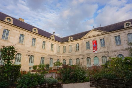 Foto de Troyes, Francia - Sept. 2020 - Plantas verdes en el jardín del patio principal del Hotel-Dieu-Le-Comte, un edificio histórico del siglo XVIII que albergaba un antiguo hospital fundado por los condes locales - Imagen libre de derechos
