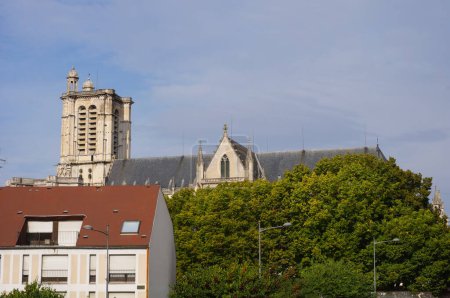 Téléchargez les photos : Le clocher Renaissance de la cathédrale gothique médiévale de Saint-Pierre-et-Saint-Paul, vu du quartier de la place Saint-Denis, domine le centre historique de Troyes, en France - en image libre de droit
