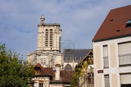 Foto de El campanario renacentista de la catedral medieval gótica de Saint-Pierre-et-Saint-Paul, vista desde el barrio de Saint-Denis Square, domina el centro histórico de Troyes, en Francia - Imagen libre de derechos