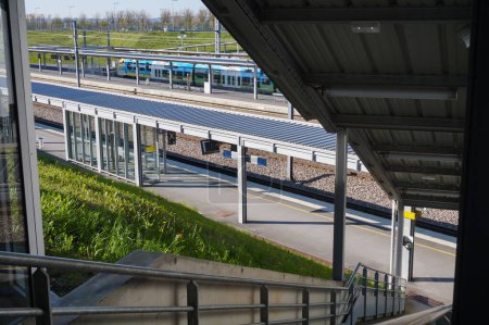 Téléchargez les photos : Bezannes, France - Avril 2021 - Escalier couvert d'un toit métallique, reliant les quais au terminal, et abris d'attente à la Gare de Champagne-Ardennes TGV, une gare près de Reims - en image libre de droit