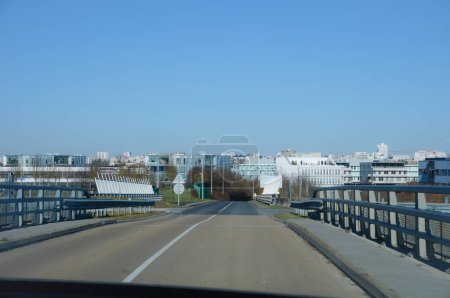 Téléchargez les photos : Bezannes, France - Mars 2022 - Vue depuis le pont qui traverse les voies de la gare TGV Champagne-Ardenne, à la sortie de l'autoroute A4-E50, sur le quartier moderne et nouveau des affaires de Bezannes - en image libre de droit