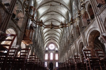Téléchargez les photos : Vue de l'intérieur de l'église antique étonnante dans la ville européenne - en image libre de droit
