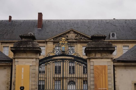 Foto de Reims, Francia - Abril 2021 - Puerta de hierro forjado en la calle Saint-Simon, a la entrada del Museo Arqueológico de Saint-Remi, antiguamente abadía real y hospital religioso (Hotel-Dieu) - Imagen libre de derechos