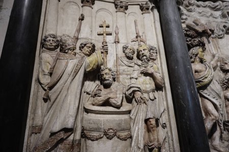 Téléchargez les photos : Reims, France - Avril 2021 - Sculpture en pierre du XVIIe siècle représentant symboliquement le baptême de l'empereur romain Constantin en 337 par le pape saint Sylvestre (mort avant l "événement)) - en image libre de droit